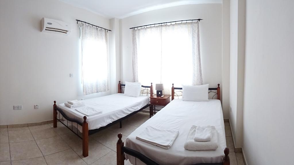 Melpo Court Apartment Geroskipou Luaran gambar